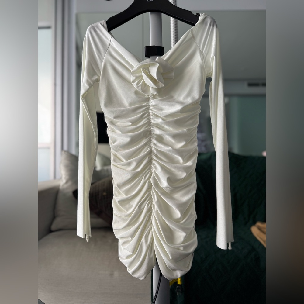 Elegant White Satin Ruched Dress With Floral Accent - Size M